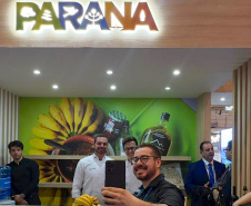 VIAJE PARANÁ - No estande do Viaje Paraná, empresas celebram negócios e parcerias em feira na Europa