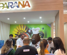 VIAJE PARANÁ - No estande do Viaje Paraná, empresas celebram negócios e parcerias em feira na Europa