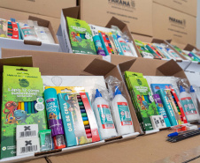 ntrega de kits escolares para APAE's