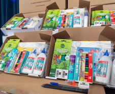 ntrega de kits escolares para APAE's