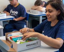 ntrega de kits escolares para APAE's