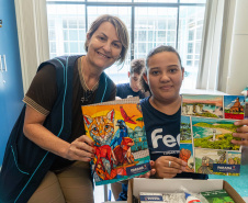 ntrega de kits escolares para APAE's