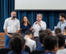 ntrega de kits escolares para APAE's