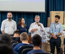 ntrega de kits escolares para APAE's