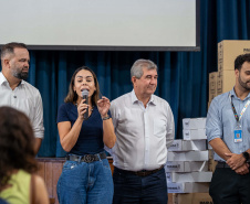 ntrega de kits escolares para APAE's