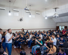 ntrega de kits escolares para APAE's