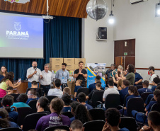 ntrega de kits escolares para APAE's