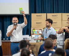 ntrega de kits escolares para APAE's