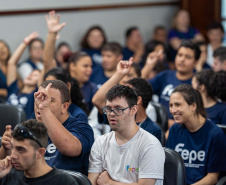 ntrega de kits escolares para APAE's