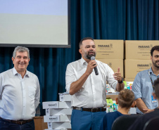 ntrega de kits escolares para APAE's