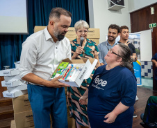 ntrega de kits escolares para APAE's