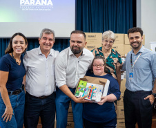 ntrega de kits escolares para APAE's