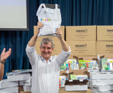 ntrega de kits escolares para APAE's