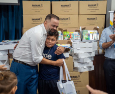 ntrega de kits escolares para APAE's