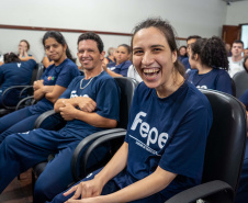 ntrega de kits escolares para APAE's