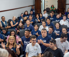 ntrega de kits escolares para APAE's