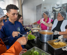 Procura por colégios cívico-militares cresce e fila chega a 20 mil estudantes no Paraná
