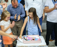 Menina conhece impressora 3D da Carreta da Inovação e recebe prótese de mão desenvolvida pelo Estado
