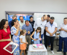 Menina conhece impressora 3D da Carreta da Inovação e recebe prótese de mão desenvolvida pelo Estado