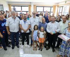 Menina conhece impressora 3D da Carreta da Inovação e recebe prótese de mão desenvolvida pelo Estado