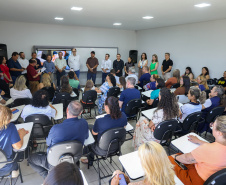 Menina conhece impressora 3D da Carreta da Inovação e recebe prótese de mão desenvolvida pelo Estado