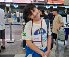 Último grupo de estudantes do Ganhando o Mundo embarcou para o Canadá neste domingo (08)