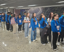 Último grupo de estudantes do Ganhando o Mundo embarcou para o Canadá neste domingo (08)