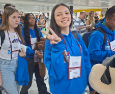 Último grupo de estudantes do Ganhando o Mundo embarcou para o Canadá neste domingo (08)