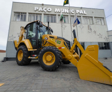 Estado entrega sete máquinas agrícolas por dia para municípios paranaenses