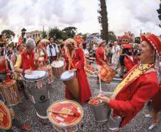 Folia antes da data: Curitiba atrai turistas em um dos maiores pré-carnavais do país