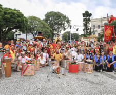 Folia antes da data: Curitiba atrai turistas em um dos maiores pré-carnavais do país