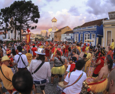 Folia antes da data: Curitiba atrai turistas em um dos maiores pré-carnavais do país