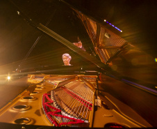 Novo piano marca aporte histórico no Teatro Guaíra e inaugura temporada da OSP