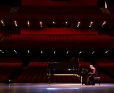 Novo piano marca aporte histórico no Teatro Guaíra e inaugura temporada da OSP