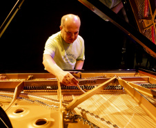 Novo piano marca aporte histórico no Teatro Guaíra e inaugura temporada da OSP