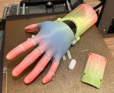 Menina conhece impressora 3D da Carreta da Inovação e recebe prótese de mão desenvolvida pelo Estado