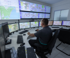 No Centro de Controle e Operações da Sanepar em Matinhos é feito o controle em tempo real da rede de água no litoral, com 130 sensores inteligentes. 