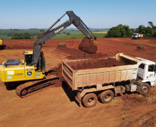 Estado entrega sete máquinas agrícolas por dia para municípios paranaenses