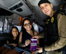 Programa Mulher Segura realiza ação na rodoferroviária de Curitiba