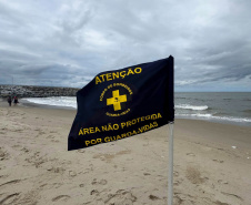 Bombeiros alertam banhistas para atenção às bandeiras de sinalização das áreas seguras para banho no litoral