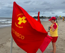 Bombeiros alertam banhistas para atenção às bandeiras de sinalização das áreas seguras para banho no litoral
