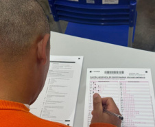 Mais de 20 mil pessoas privadas de liberdade participam de exames e certificações no Paraná em 2025