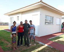 Entrega de casas e estradas rurais Terra Rica