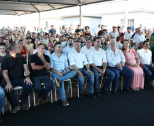 Entrega de casas e estradas rurais Terra Rica