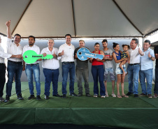 Entrega de casas e estradas rurais Terra Rica