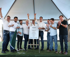 Entrega de casas e estradas rurais Terra Rica