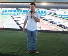 Entrega de casas e estradas rurais Terra Rica