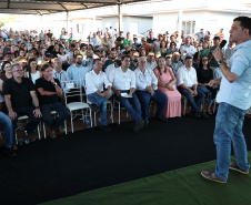Entrega de casas e estradas rurais Terra Rica