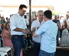 Entrega de casas e estradas rurais Terra Rica