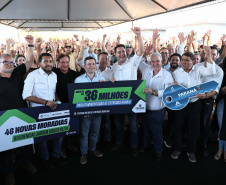 Entrega de casas e estradas rurais Terra Rica